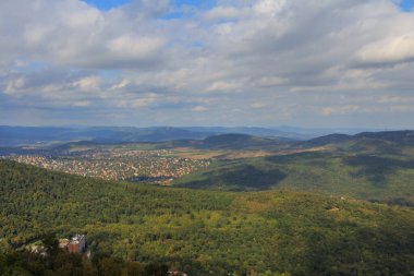 Tepenin tepesinden Budapeşte 'nin panoramik manzarası. Macaristan