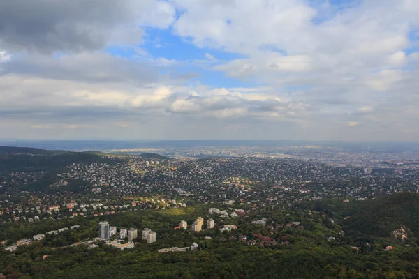 Tepenin tepesinden Budapeşte 'nin panoramik manzarası. Macaristan