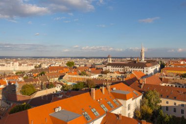 Budapeşte 'nin tarihi Eski Kasabası' nın çatılarına yükseklikten bak. Macaristan