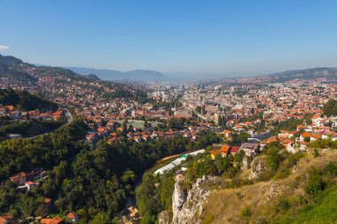 Tepeden Saraybosna 'nın panoramik manzarası. Bosna-Hersek