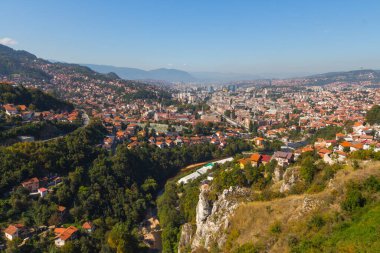 Tepeden Saraybosna 'nın panoramik manzarası. Bosna-Hersek
