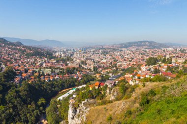 Tepeden Saraybosna 'nın panoramik manzarası. Bosna-Hersek