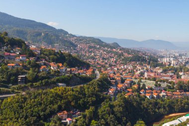 Tepeden Saraybosna 'nın panoramik manzarası. Bosna-Hersek