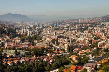 Tepeden Saraybosna 'nın panoramik manzarası. Bosna-Hersek