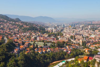 Tepeden Saraybosna 'nın panoramik manzarası. Bosna-Hersek