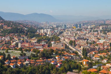 Tepeden Saraybosna 'nın panoramik manzarası. Bosna-Hersek