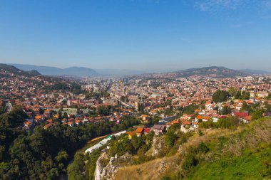 Tepeden Saraybosna 'nın panoramik manzarası. Bosna-Hersek