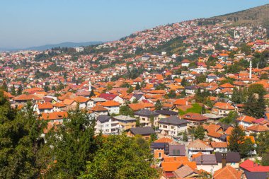 Tepeden Saraybosna 'nın panoramik manzarası. Bosna-Hersek