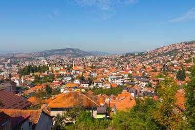 Tepeden Saraybosna 'nın panoramik manzarası. Bosna-Hersek