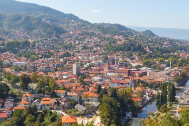 Tepeden Saraybosna 'nın panoramik manzarası. Bosna-Hersek