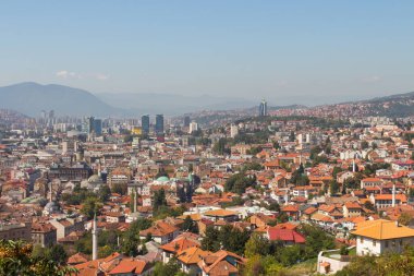 Tepeden Saraybosna 'nın panoramik manzarası. Bosna-Hersek