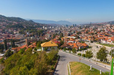 Tepeden Saraybosna 'nın panoramik manzarası. Bosna-Hersek