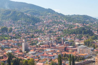 Tepeden Saraybosna 'nın panoramik manzarası. Bosna-Hersek