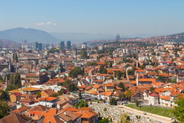 Tepeden Saraybosna 'nın panoramik manzarası. Bosna-Hersek