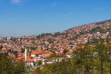 Tepeden Saraybosna 'nın panoramik manzarası. Bosna-Hersek