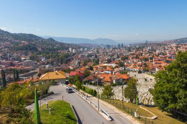 Tepeden Saraybosna 'nın panoramik manzarası. Bosna-Hersek