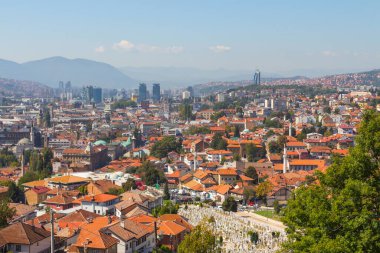 Tepeden Saraybosna 'nın panoramik manzarası. Bosna-Hersek