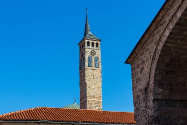 Saraybosna 'daki Saraybosna Saat Kulesi, Gazi Hüseyin-dilenci Camii' nin yanında yer alıyor ve ülkenin en büyük saat kulelerinden biri. Bosna-Hersek
