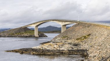 atlanterhavsvegen - dakt bulutlar Storseisundet Köprüsü üzerinde