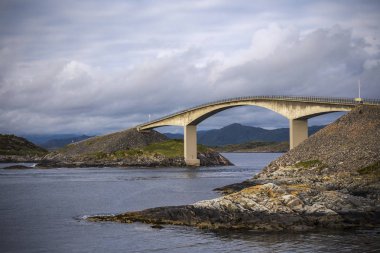 atlanterhavsvegen - dakt bulutlar Storseisundet Köprüsü üzerinde