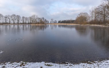 ağaçlar ve bulutlar göle yansıtılır