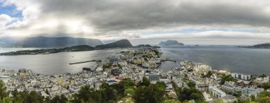 büyük Panorama, kara bulutlar ve güneş üzerinde Alesund, Norveç