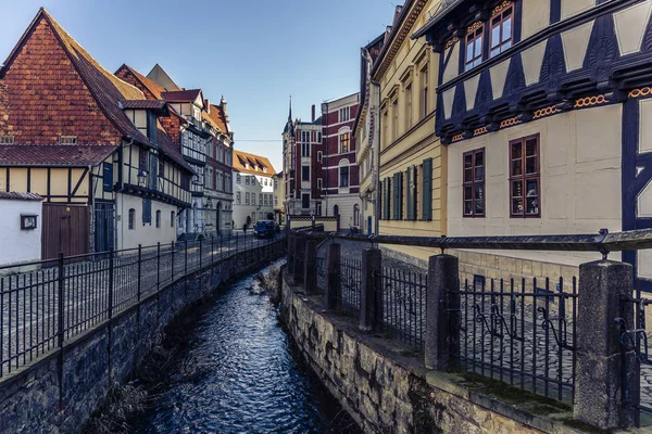eski yarı ahşap evleri quedlinburg ve su sıçrama, Almanya, Saksonya-Anhalt,