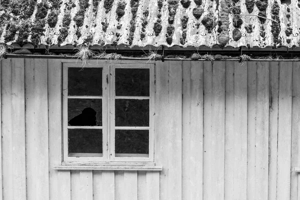 放棄された古い家の窓 — ストック写真