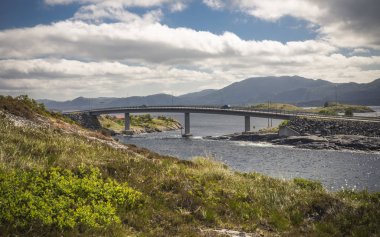 Atlantik Okyanusu Yolu köprüsü ve Norveç Sahili'nin manzarası