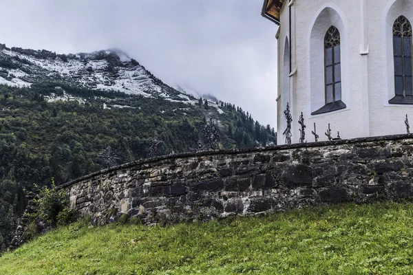 Oude kerk en begraafplaats in de bergen — Stockfoto