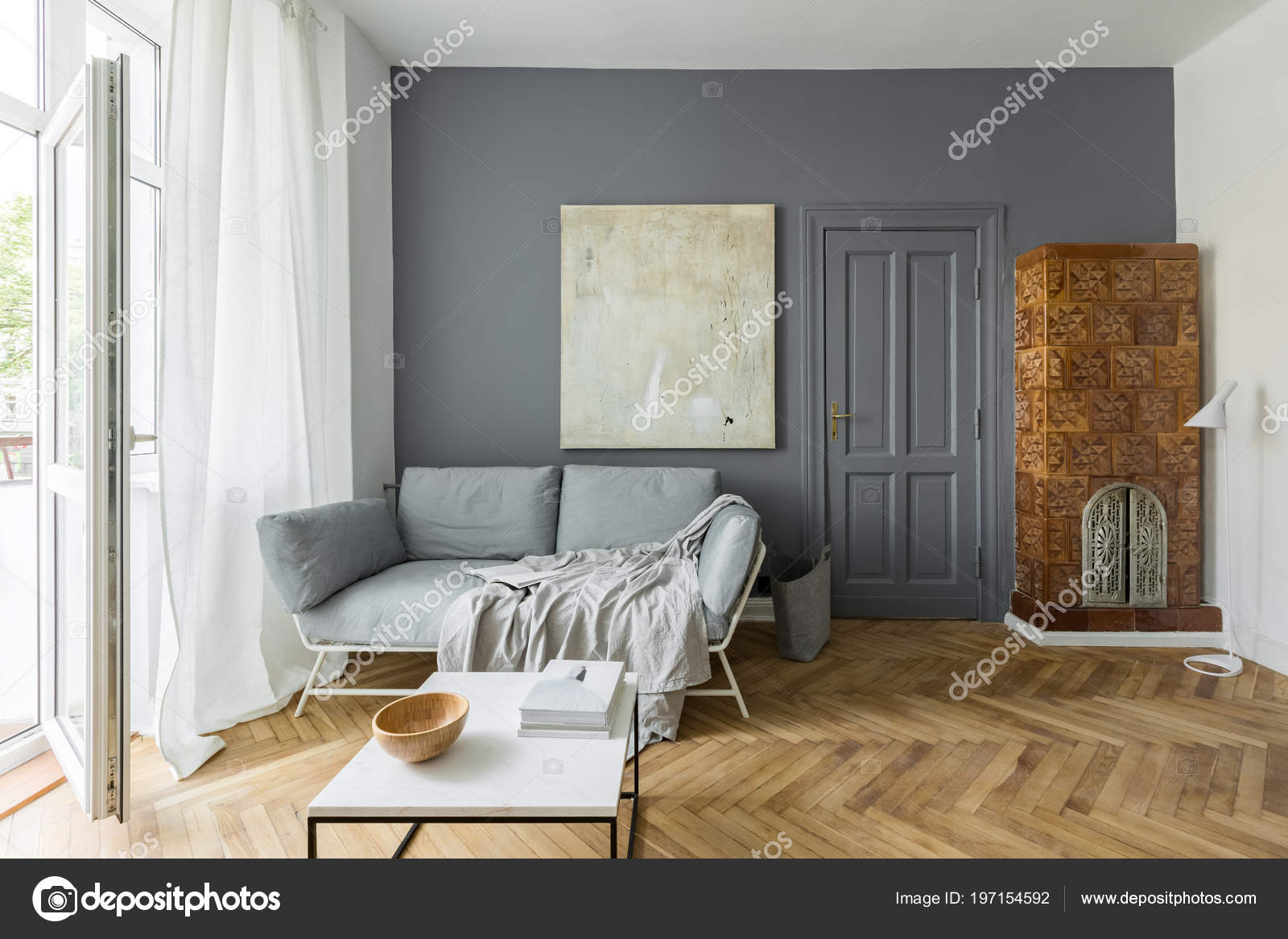 Grau Und Weiß Wohnzimmer Mit Vintage Kachelofen Stockfoto