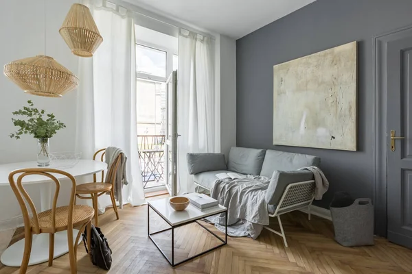 Grauer Wohnraum Mit Couch Tisch Moderner Malerei Und Balkon — Stockfoto