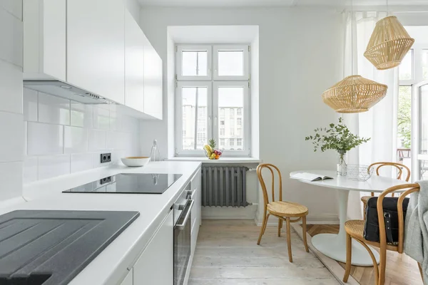 Cocina Blanca Estilo Escandinavo Con Mesa Redonda Sillas Madera —  Fotos de Stock