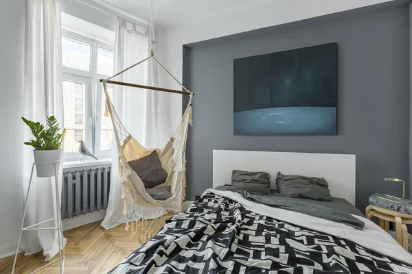 Nordisches Schlafzimmer Mit Doppelbett Hängematte Und Moderner Malerei — Stockfoto