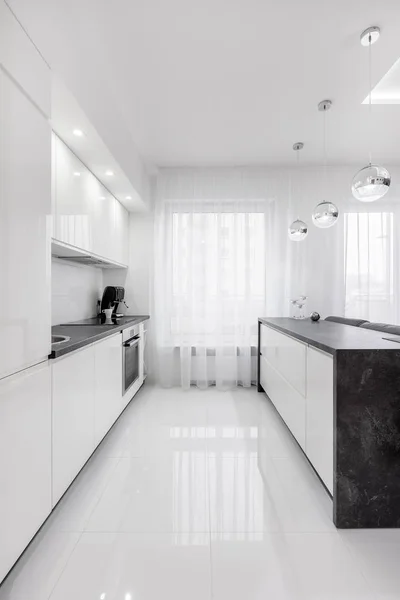 Beyaz Mutfak Modern Ada Dekoratif Lambalar — Stok fotoğraf