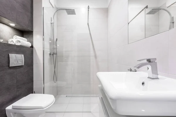 Szürke Fehér Fürdőszoba Zuhanyzóval Mosdó Vel — Stock Fotó
