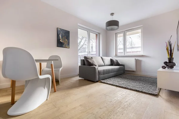 Moderne Wohnung Mit Schönen Stühlen Tisch Und Sofa — Stockfoto