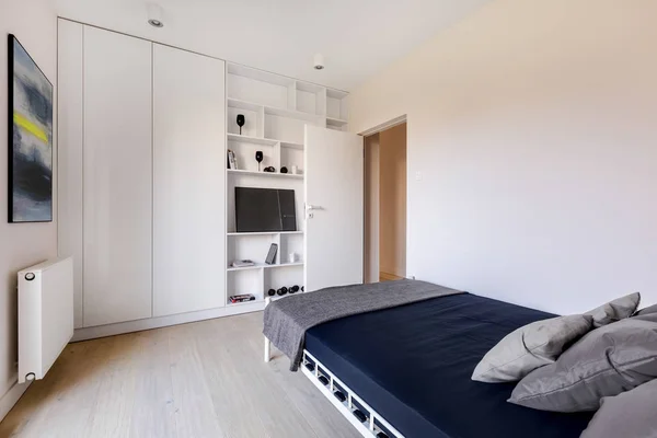 Wit Slaapkamer Met Bed Boekenkast Kledingkast Moderne Kunst — Stockfoto