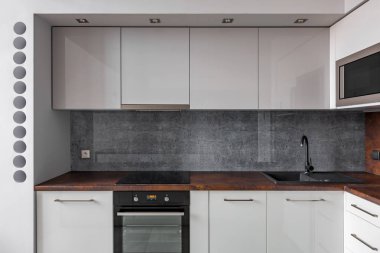 Modern Mutfak granit backsplash ve fonksiyonel dolapları
