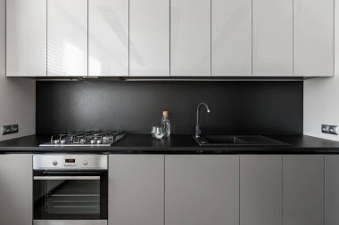 Modern mutfak ünitesi siyah, beyaz, siyah ahşap ve backsplash