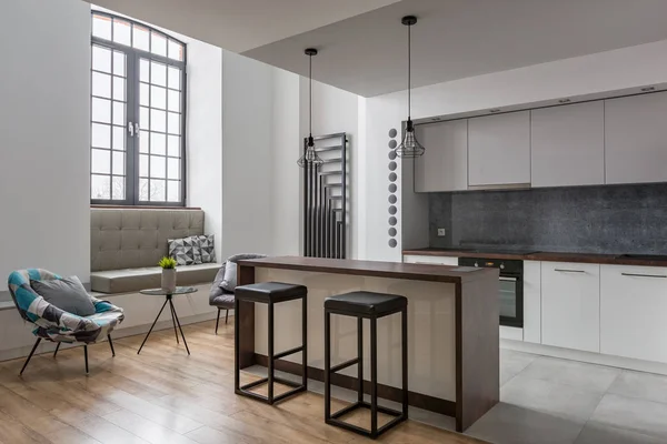 Elegante Cocina Con Isla Dos Taburetes Asiento Ventana — Foto de Stock