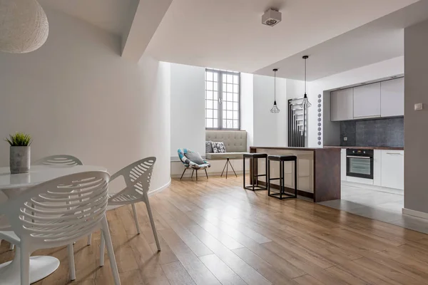 Stijlvol Appartement Met Open Keuken Ronde Tafel Witte Stoelen — Stockfoto