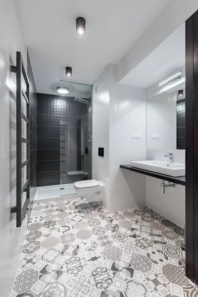 黑色和白色的浴室 淋浴和美丽的图案地砖 — 图库照片