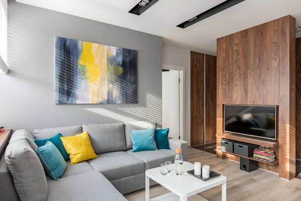 Wohnzimmer Mit Großem Sofa Couchtisch Und Holzwand — Stockfoto