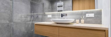 Modern banyo ahşap tezgah, duş, lavabo ve büyük ayna, panorama