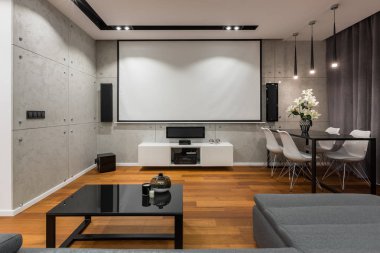 Projektör ekranında, modern masa ve beyaz sandalye ile ev iç