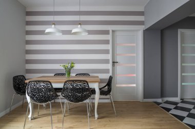 Ahşap masa, ajur sandalye ve çizgili Duvar ile modern yemek odası