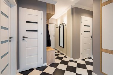 Satranç ile modern ev iç kat kiremit ve beyaz kapılar
