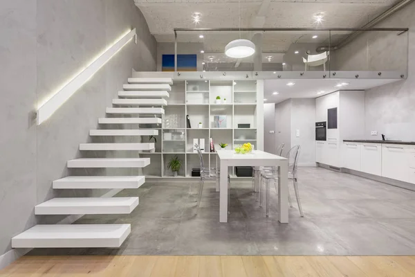 Apartament Poddaszu Antresoli Białe Schody Stół Krzesła Otwarta Kuchnia — Zdjęcie stockowe