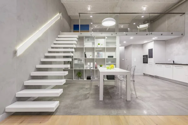 Loft Daire beyaz asma kat merdiven, Masa, sandalye ve açık mutfak